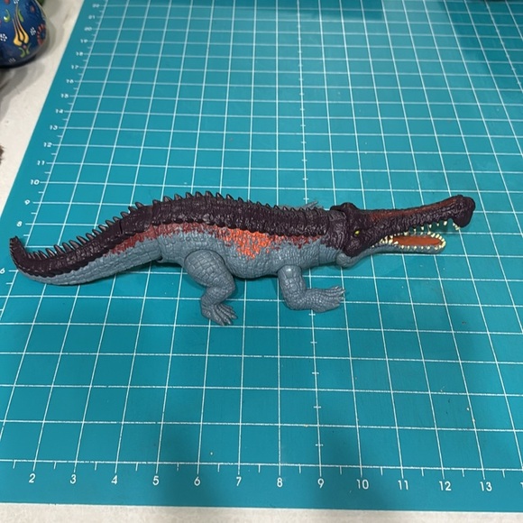 Mattel Jurassic World Massive Biters Sarcosuchus Larger-Species Dinosaur Figure - Picture 4 of 9